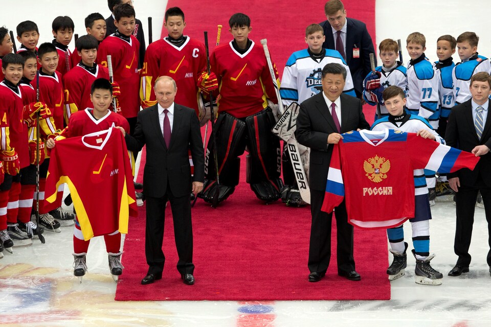 Le président  russe Vladimir Poutine et le président chinois Xi Jinping ont assisté à un match de hockey sur glace dans la grande ville portuaire de Tianjin. 