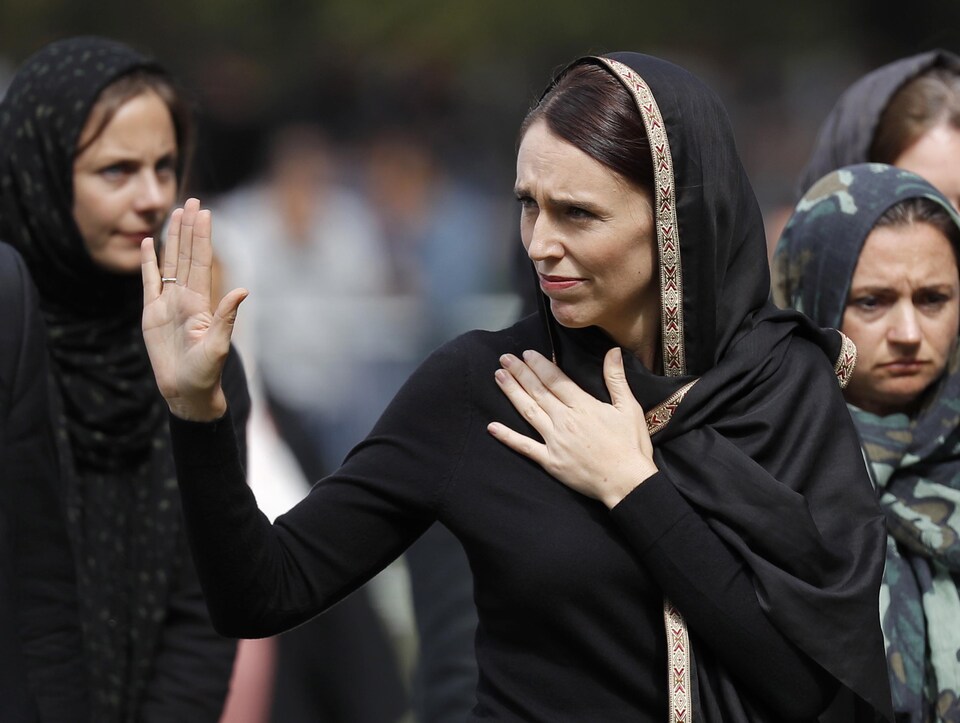La première ministre de la Nouvelle-Zélande, Jacinda Ardern, est vêtue de noir et porte un foulard sur la tête. 