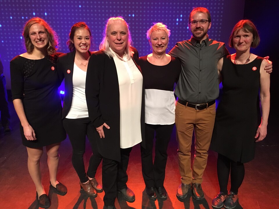 Les candidats solidaires de l'Estrie, Christine Labrie (Sherbrooke), Annabelle Lalumière-Ting (Orford), Andrée Larrivée (Mégantic), Kevin Côté (Saint-François) et Colombe Landry (Richmond) entourent la députée Manon Massé.
