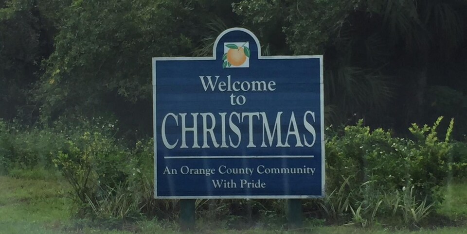 Une pancarte bleu foncé souhaitant la bienvenue dans la localité de Christmas, en Floride.