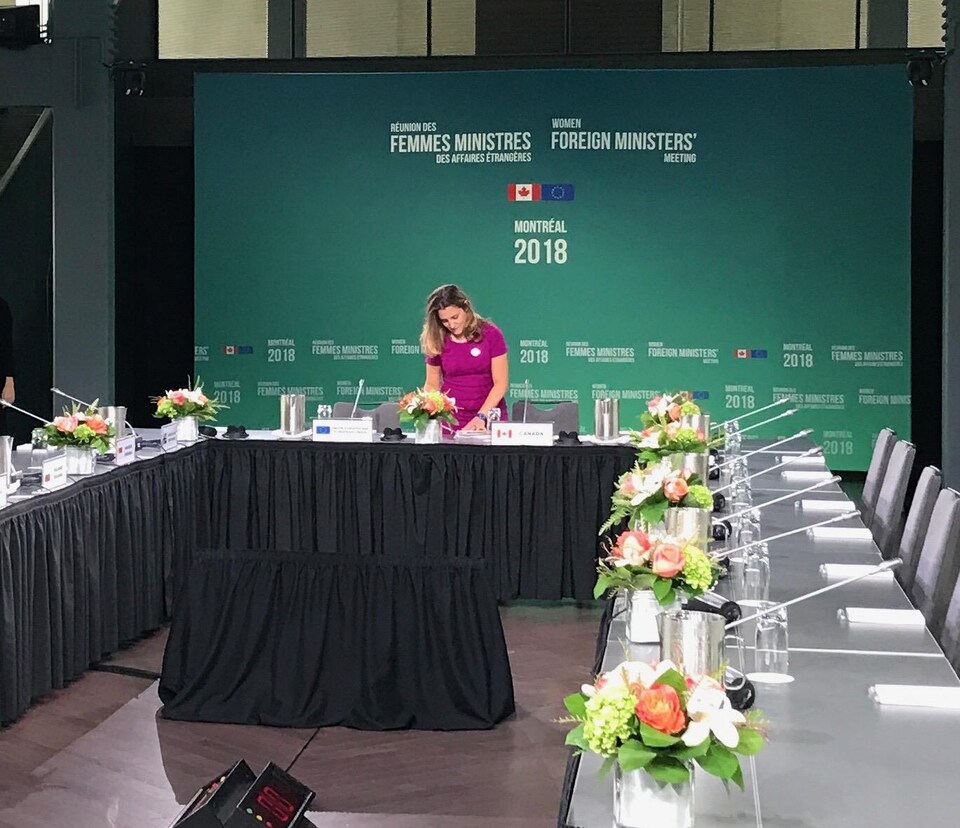 La ministre Chrystia Freeland sur le lieu de la rencontre des ministres des Affaires étrangères
