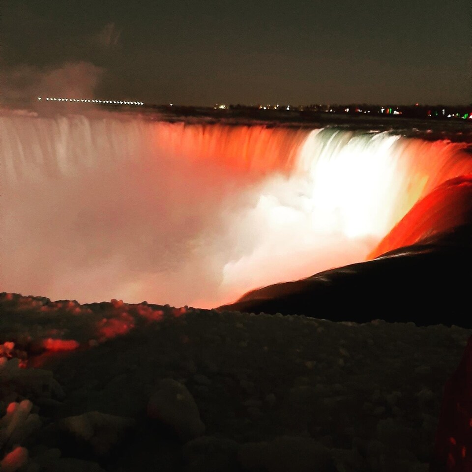 Les chutes de Niagara illuminées de rouge.