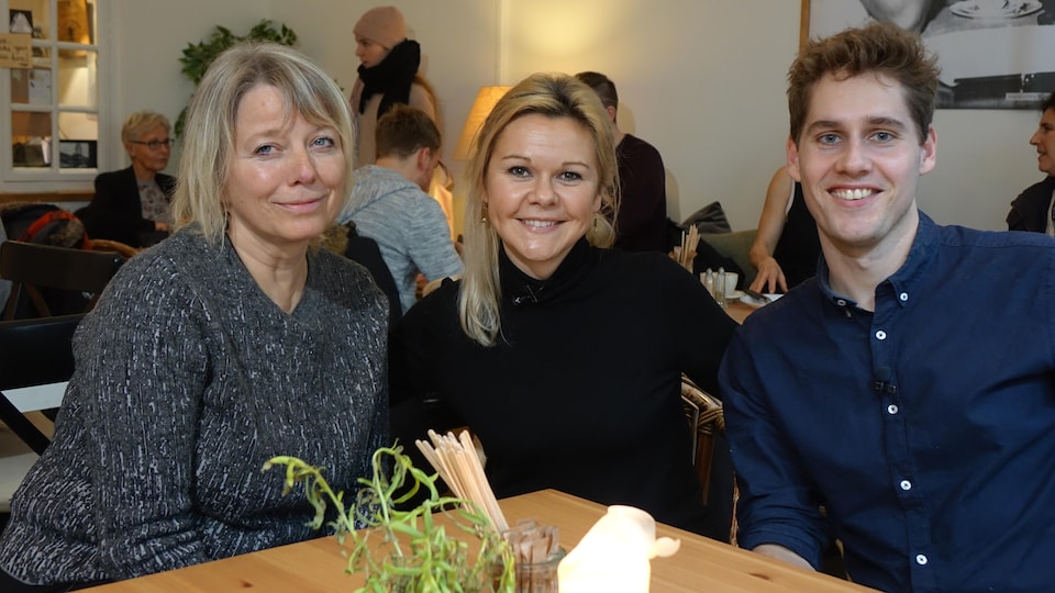 Deux femmes et un homme au restaurant