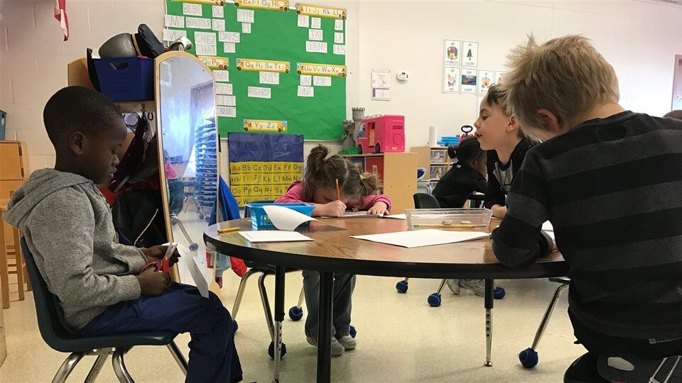 des élèves dans une salle de classe