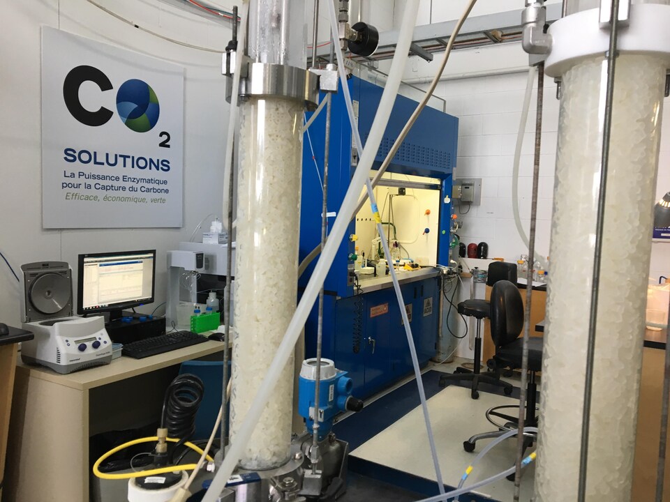 Le modèle réduit est installé dans le laboratoire de CO2 solutions à Québec.