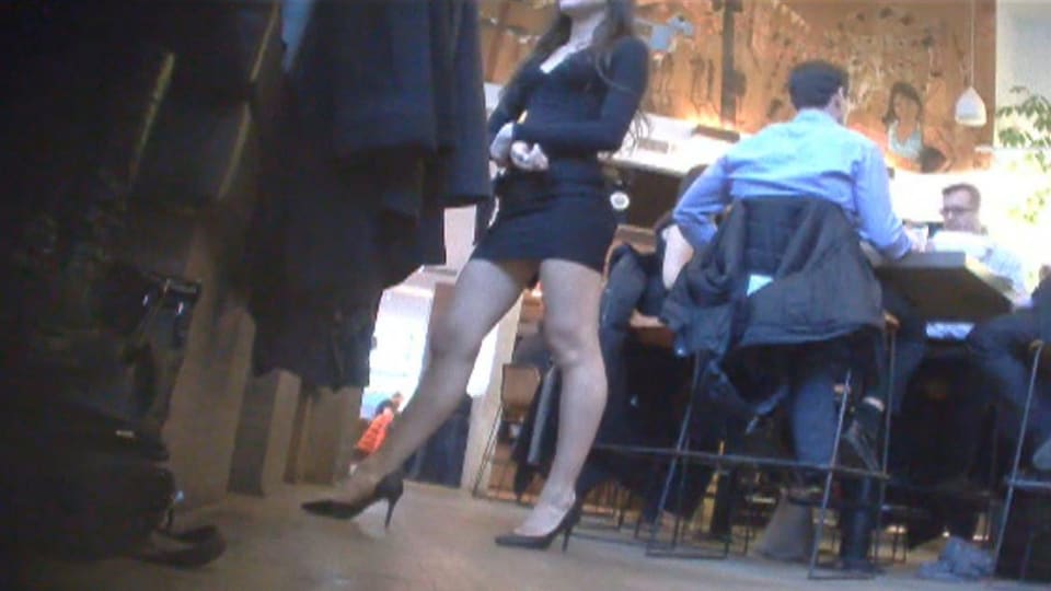 Une serveuse dans un bar qui porte une jupe courte.
