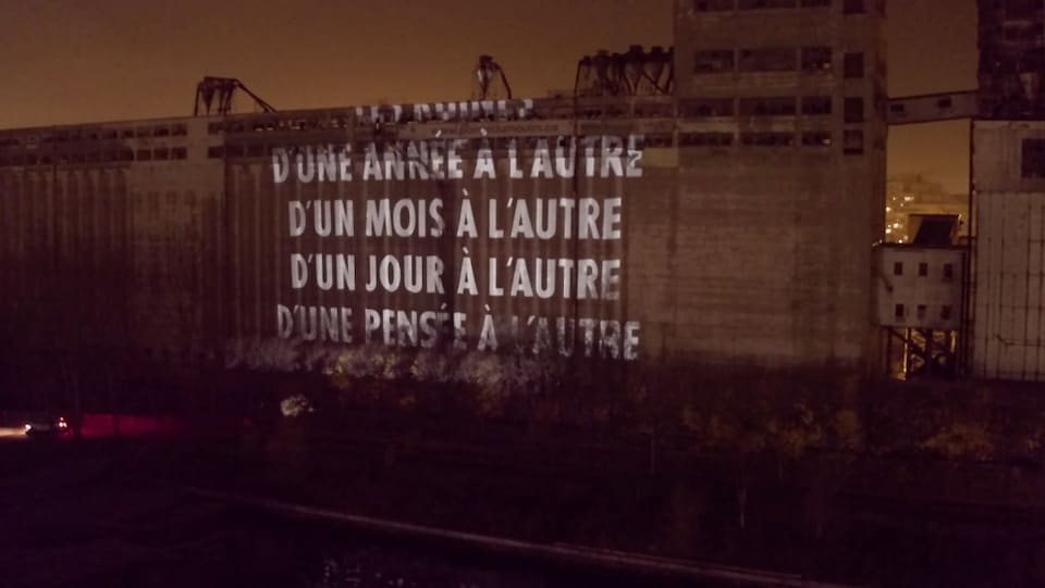 Maquette de la projection de textes de Leonard Cohen sur le silo numéro 5 à Montréal.