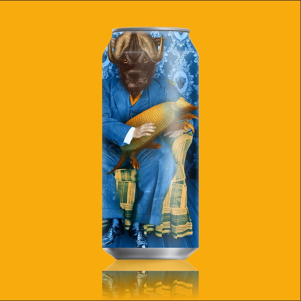 Une canette de bière sur laquelle est illustré un bison vêtu d'un complet et assis sur un fauteuil