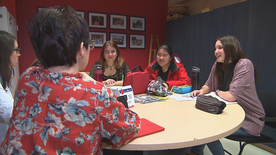 Certaines des étudiantes membres du Comité solidarité du Collège Laflèche.