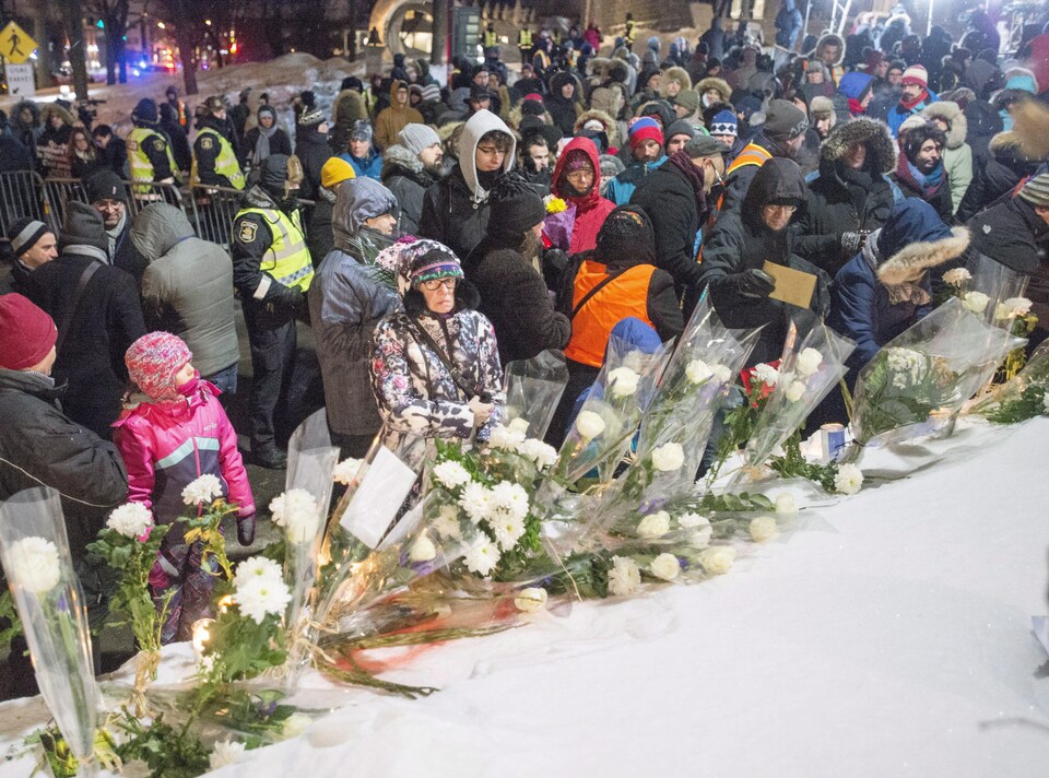 La population a déposé des fleurs et des chandelles pour rendre hommage aux victimes.