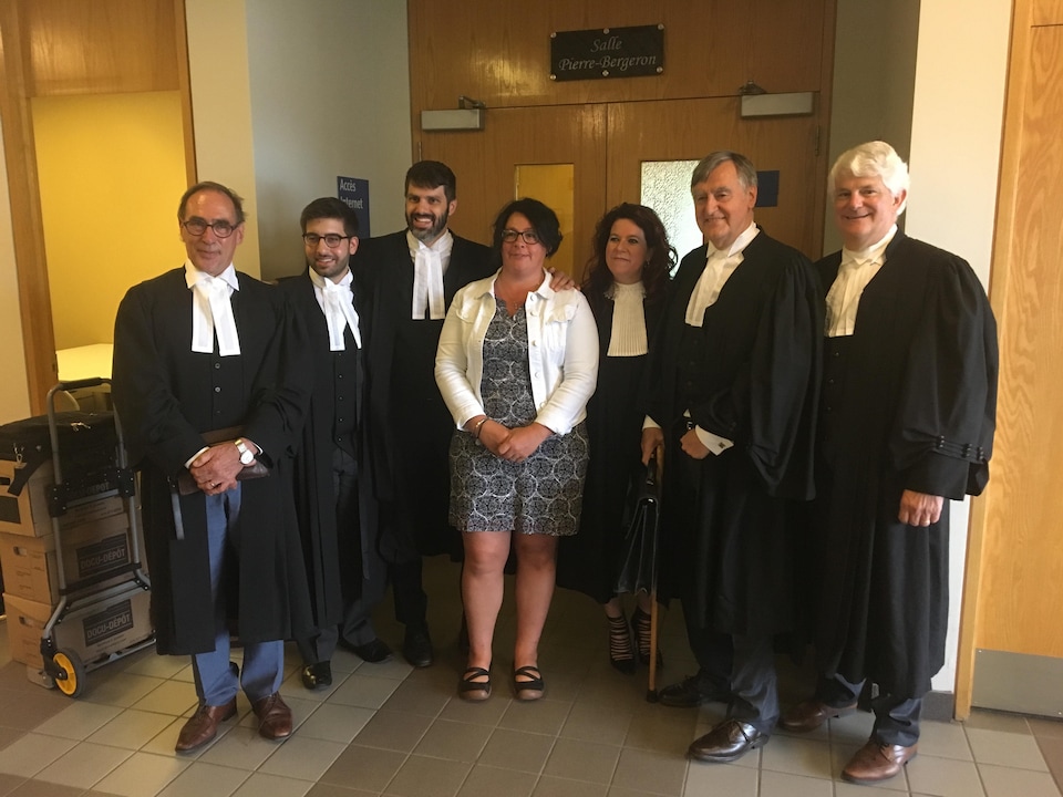 Daisye Marcil et des avocats au palais de justice de Chicoutimi