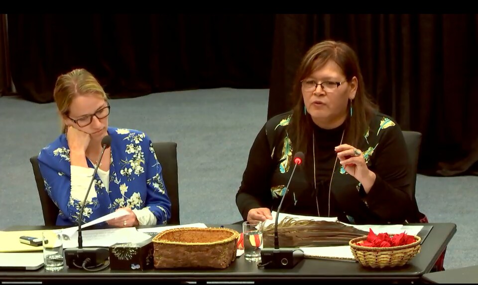 Rainbow Miller, de Femmes autochtones du Québec (FAQ), et Viviane Michel, présidente de l'association