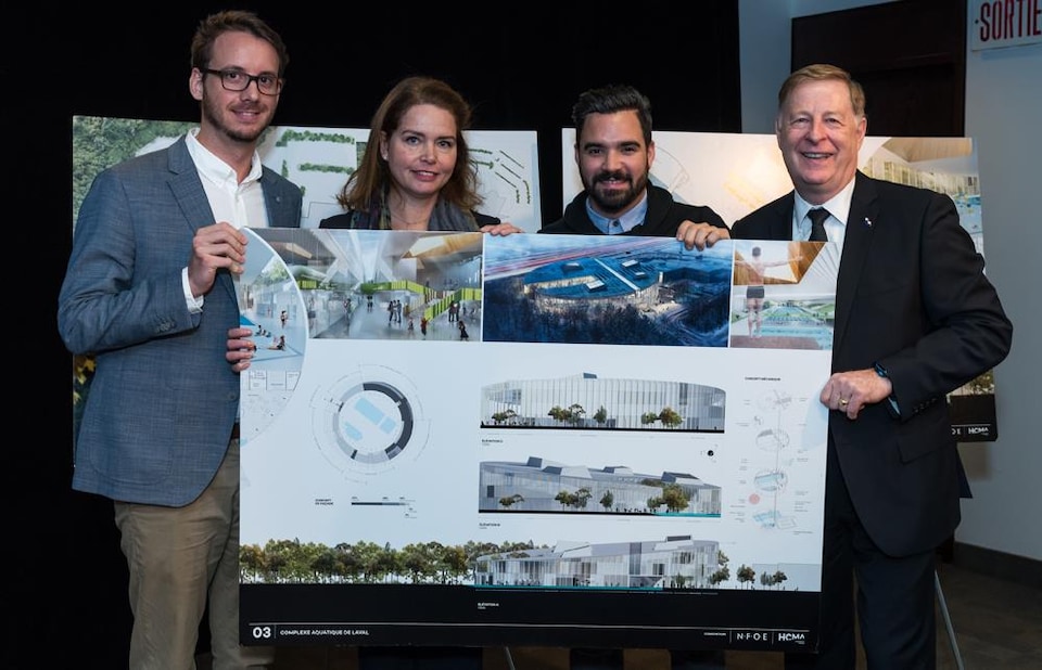 De gauche à droite : Miguel Orellana, architecte concepteur (HCMA), Christine Hudon, chargée de projet (NFOE), Alexandre Despatie, membre du jury, et Marc Demers, maire de Laval.