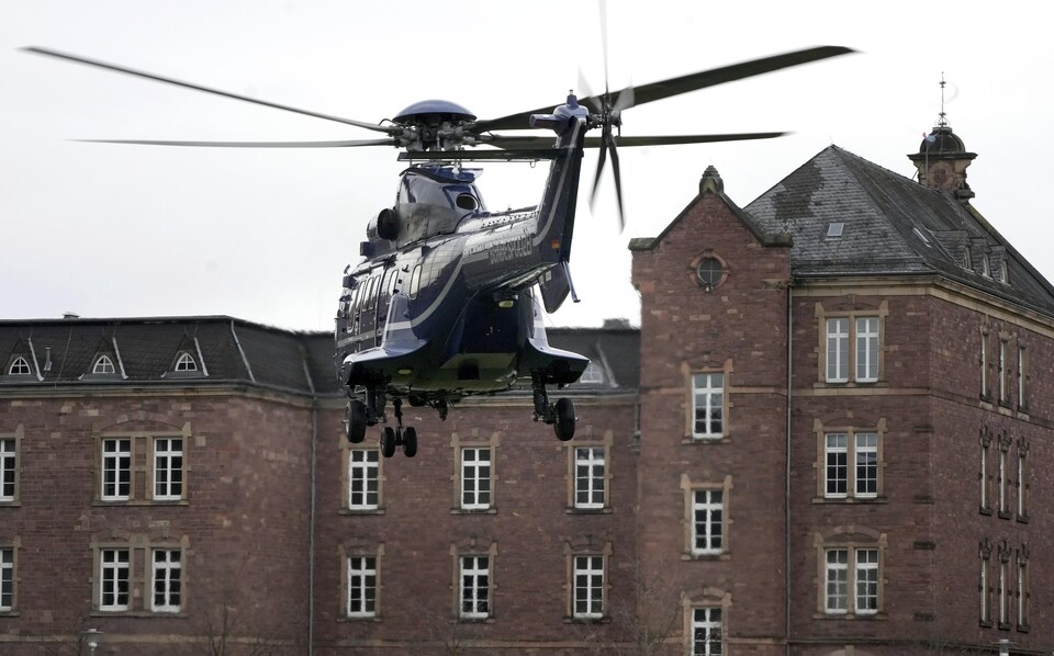 Un hélicoptère devant un château.