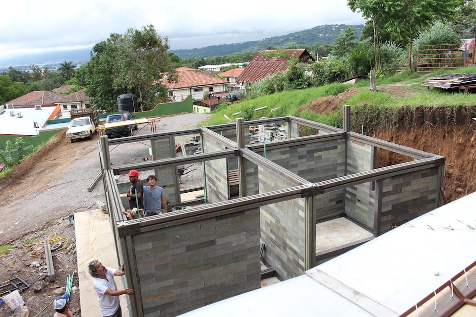 Les équipes de l'entreprise colombienne Conceptos Plasticos construisent une maison avec des briques en plastique recyclé. 