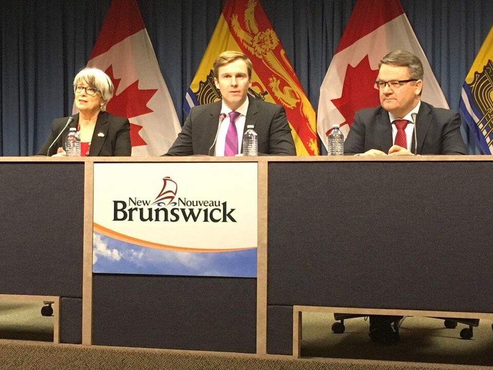 La ministre des Finances du Nouveau-Brunswick, Cathy Rogers, le  premier ministre du Nouveau-Brunswick, Brian Gallant, et le ministre de la Santé du Nouveau-Brunswick, Victor Boudreau.