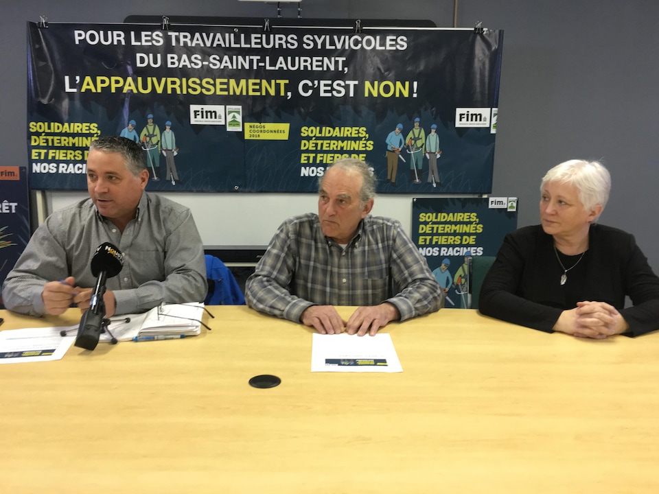 Des membres du Syndicat national de la sylviculture, dont son président René Martel (au centre), lors d'un point de presse à Rimouski.