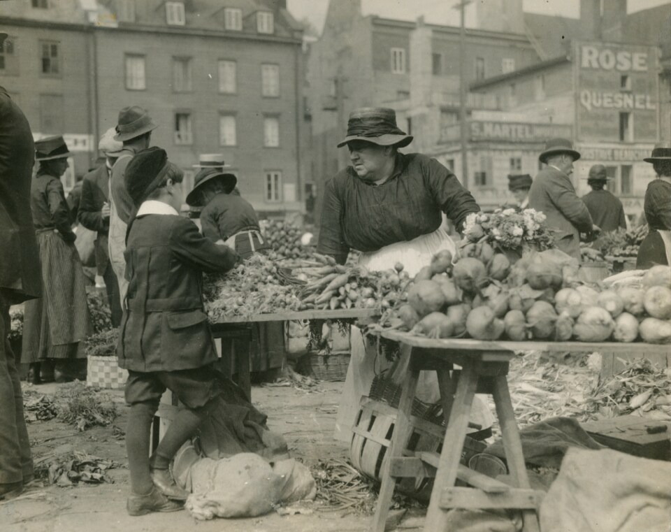 Vendeuse de légumes au marché public, à Québec, vers 1925