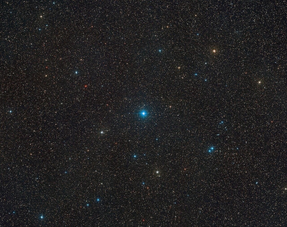 Des centaines d'étoiles apparaissent sur un fond noir.