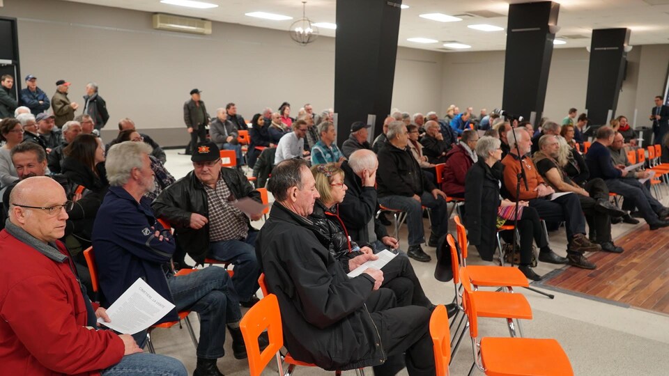 Environ une centaine de personnes participent à la consultation publique sur l'aménagement d'un cimetière musulman à Saint-Apollinaire.
