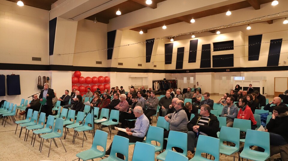 Une cinquantaines de personnes sont assisses dans une salle communautaire pour une consulta sur la future usine de biométhanisation de Québec.