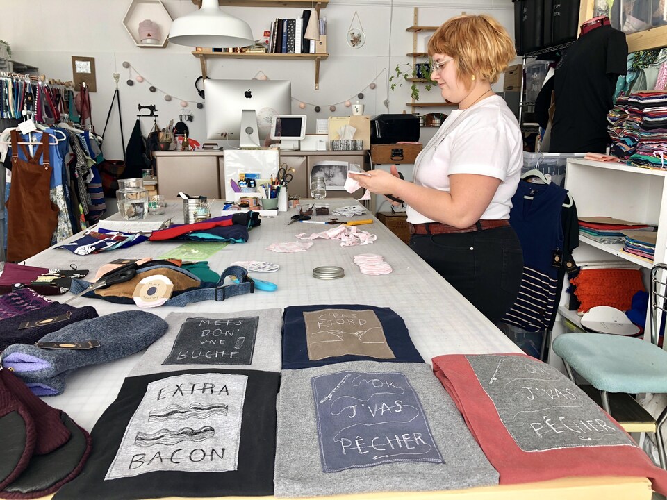 Des vêtements sur une table