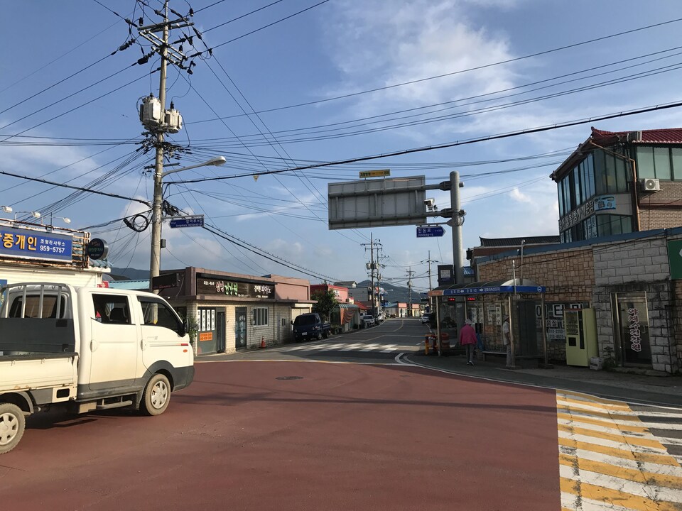 Rue principale, village de Jangpa-ri, Corée du Sud, août 2017.