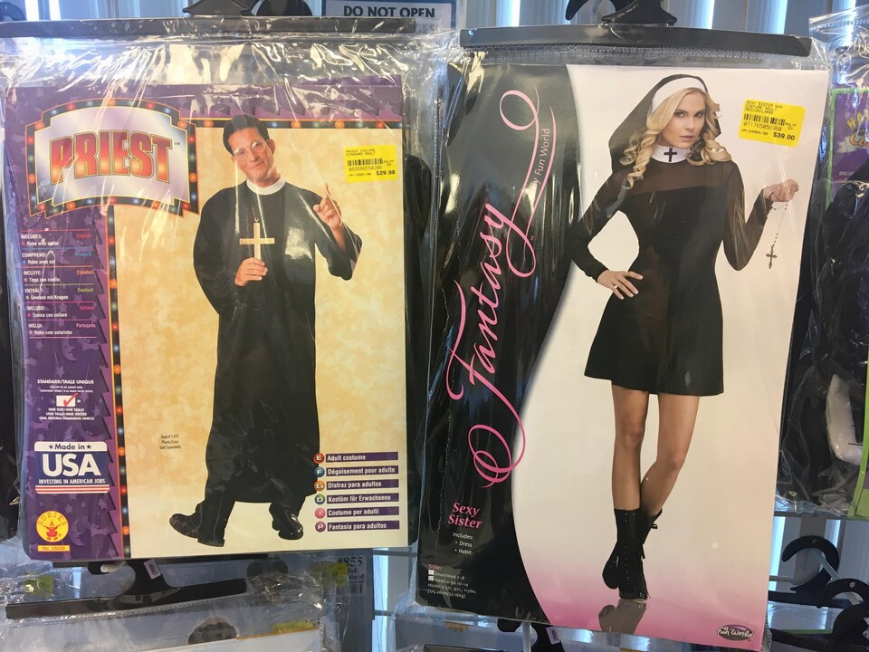 Un déguisement de prête et un déguisement de sœur sexy avec une robe très courte et près du corps