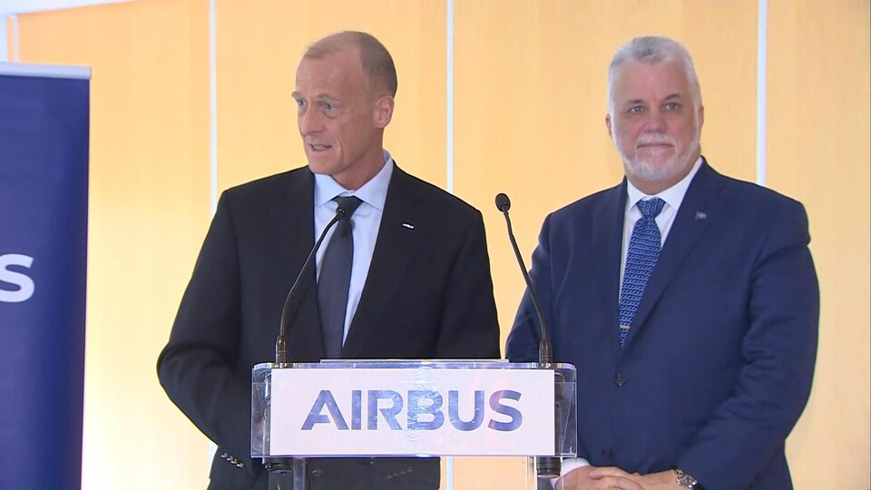 Philippe Couillard et Thomas Enders s'adressent aux journalistes.