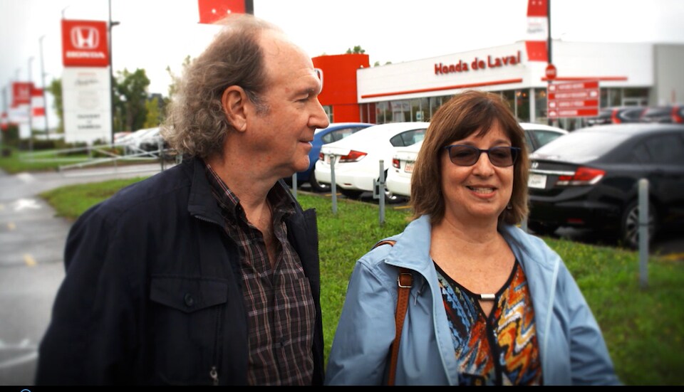 Le couple est devant le concessionnaire Honda de Laval.