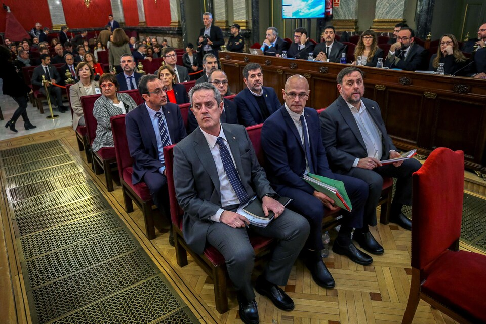 Les dirigeants séparatistes catalans comparaissent devant le tribunal au début de leur procès devant la Cour suprême de Madrid.