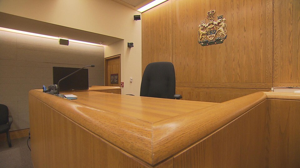 La chaise d'un juge dans une Cour supérieure de justice de l'Ontario.
