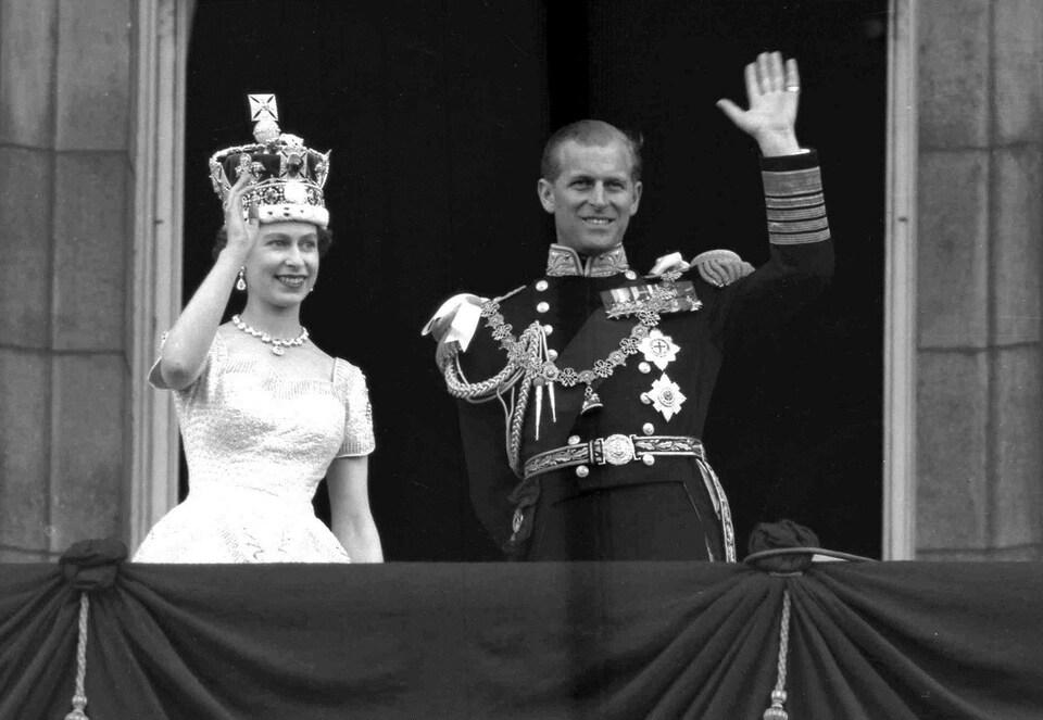 La reine Élisabeth et le prince Philippe saluent la foule.