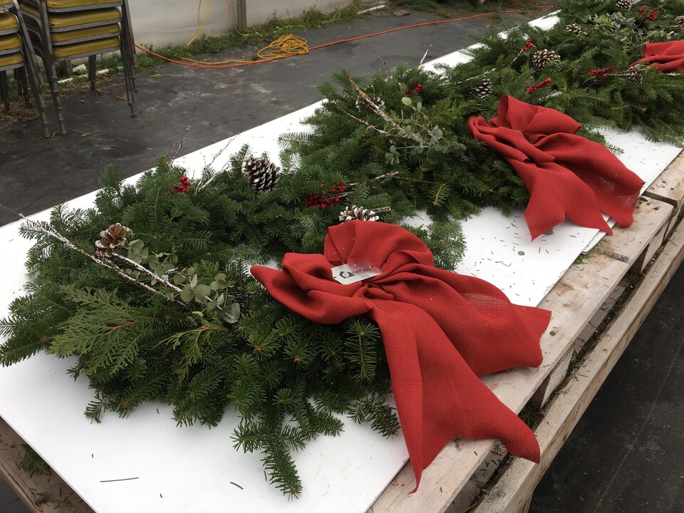 Des couronnes de Noël en sapinage avec de grosses boucles fabriquées chez Boréalis à Jonquière.