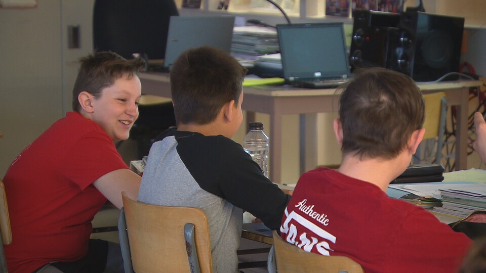 Xavier Lord-Boisvert et deux camarades sont en discussion lors d'un cours d'éducation à la sexualité. 