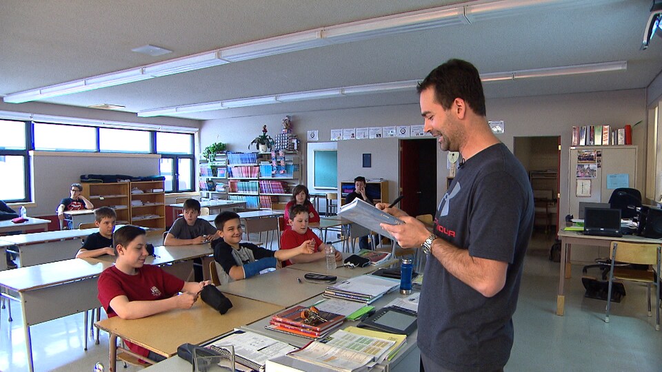 L'enseignant de mathématiques Lawrence Fréchette donne un cours d'éducation sexuelle à ses élèves de deuxième secondaire. 