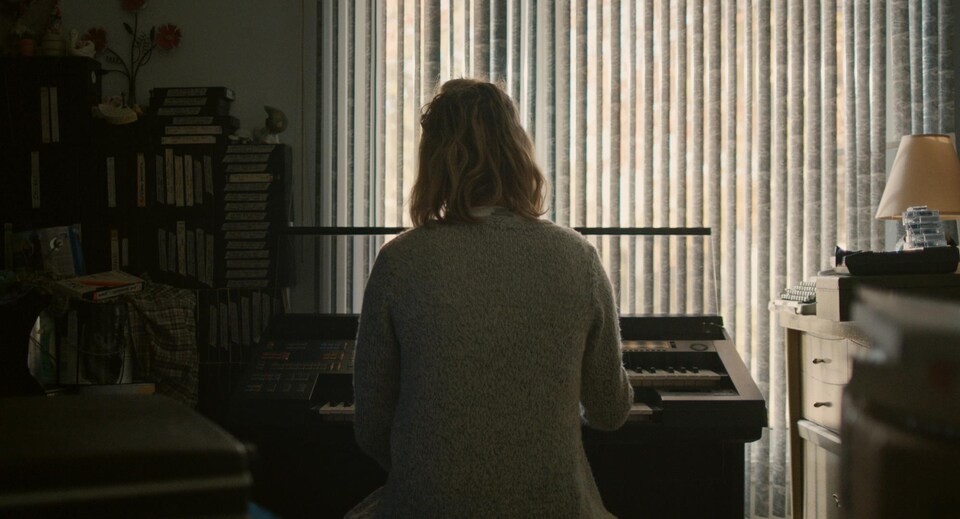 Une femme joue du clavier