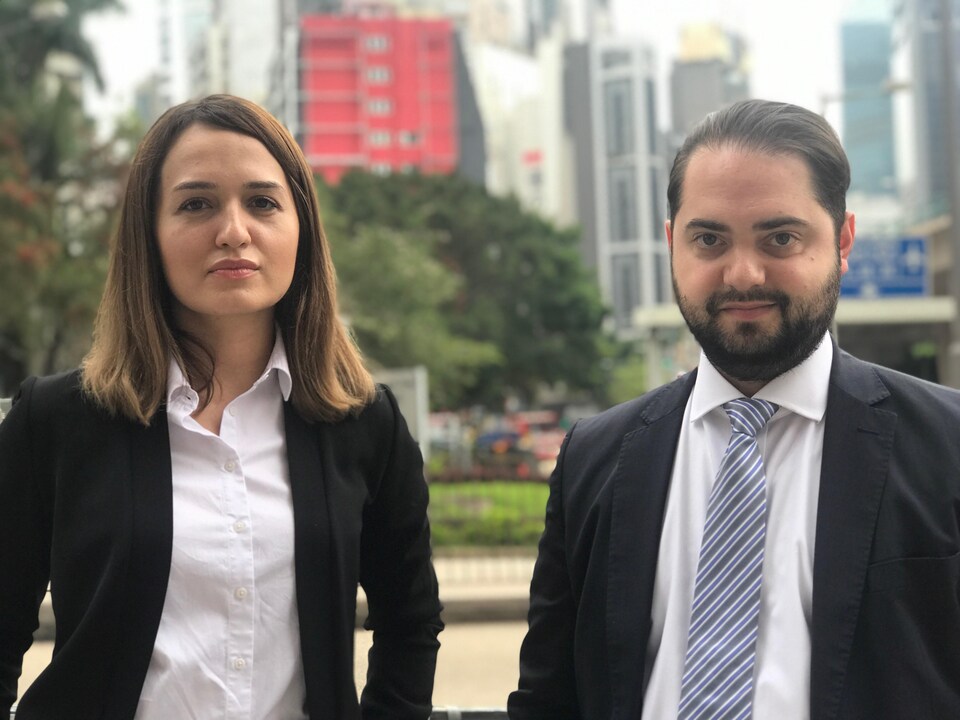 Les avocats montréalais Cristina Rogov et Marc-André Séguin ont multiplié les allers-retours à Hong Kong pour aider les réfugiés Snowden, pour qui ils travaillent pro bono.