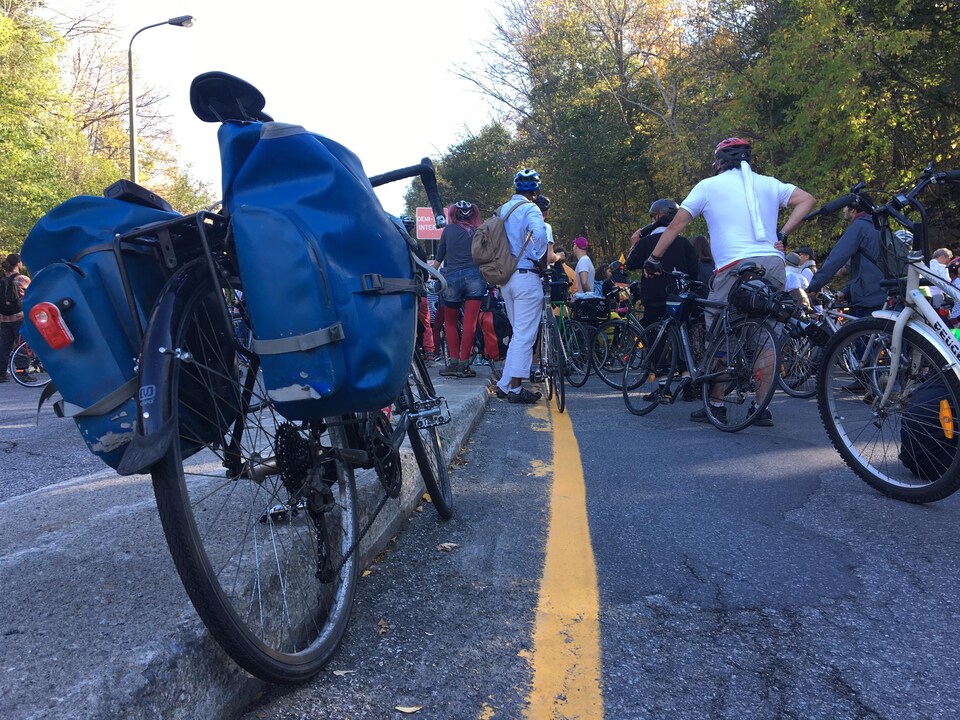 Plus d'une centaine de cyclistes réclament davantage de mesures de protection contre les utilisateurs du vélo et les piétons à Montréal.