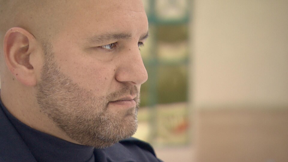 L'agent David Frigon en entrevue à l'extérieur du poste de police de la MRC des Collines 