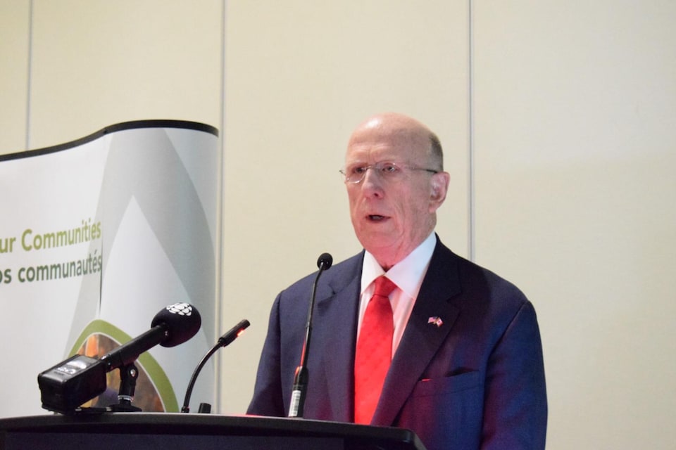 L'ex-ambassadeur américain David Wilkins s'adresse aux représentants de l'industrie forestière du Nouveau-Brunswick. 