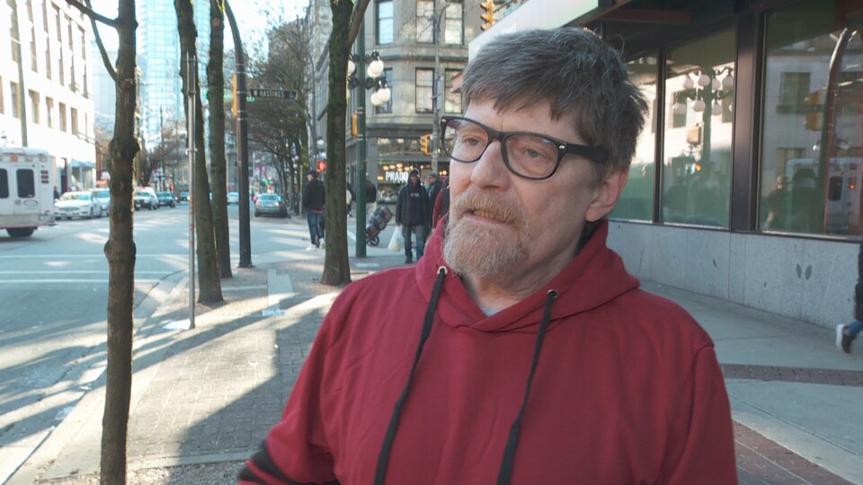 Dean Wilson se tient dans une rue de Vancouver.