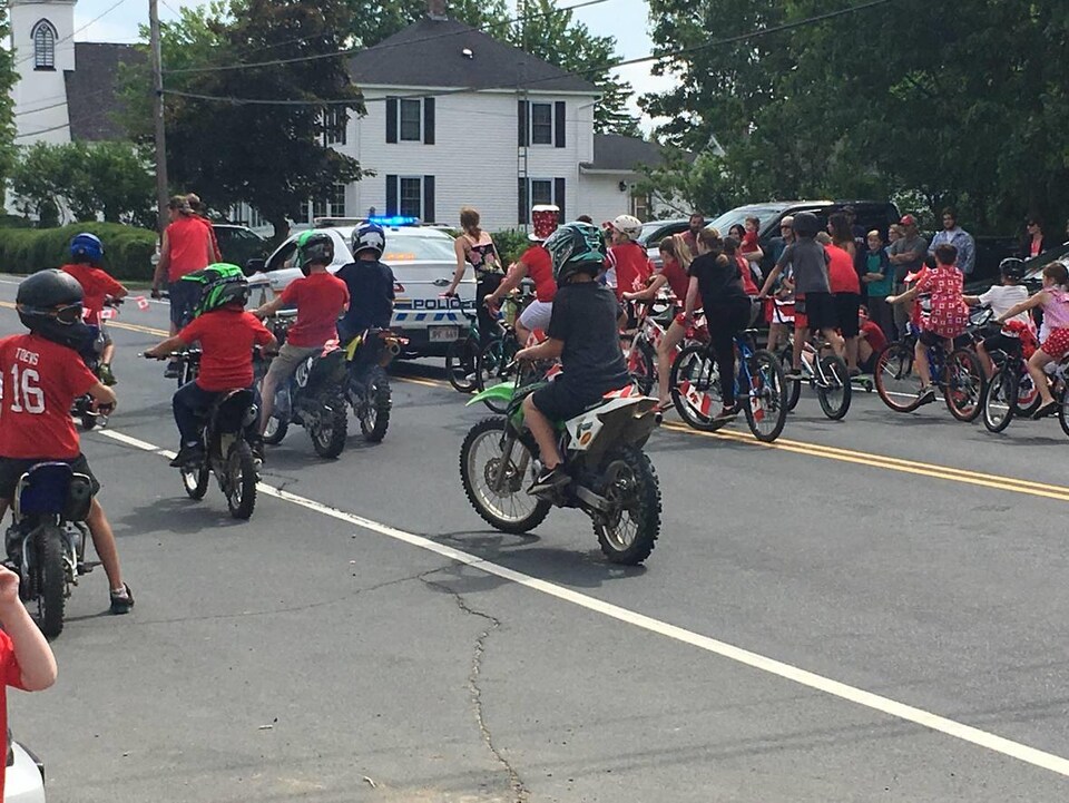 Des amis de la victime ont participé au défilé de l;a fête du Canada en moto tout-terrain dimanche, en signe d'appui à leur camarade.