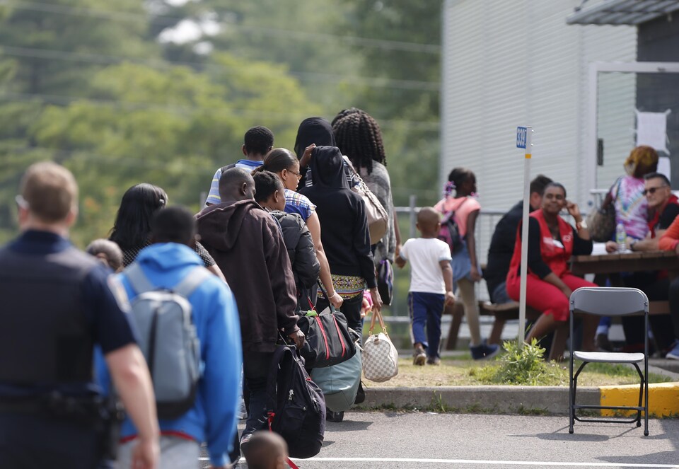 Des demandeurs d'asile aux Services frontaliers du Canada à Lacolle