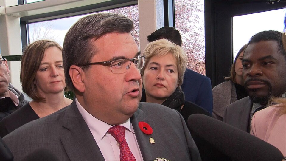 Le maire sortant de Montréal, Denis Coderre, entouré de candidats de l'arrondissement de Villeray-Saint-Michel-Parc-Extension, lors d'un point de presse dans le quartier Saint-Michel.