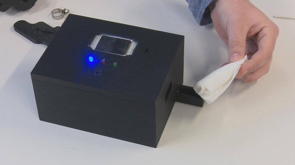 L'échantillon de salive est déposé sur le détecteur, qui donnera une réponse en moins de 30 secondes.