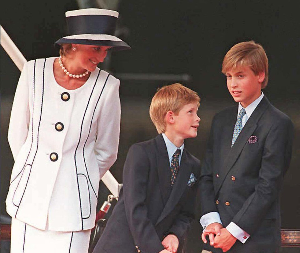 La princesse de Galles est accompagnée de ses deux fils et le prince Harry s'adresse à son frère le prince William avec un air coquin