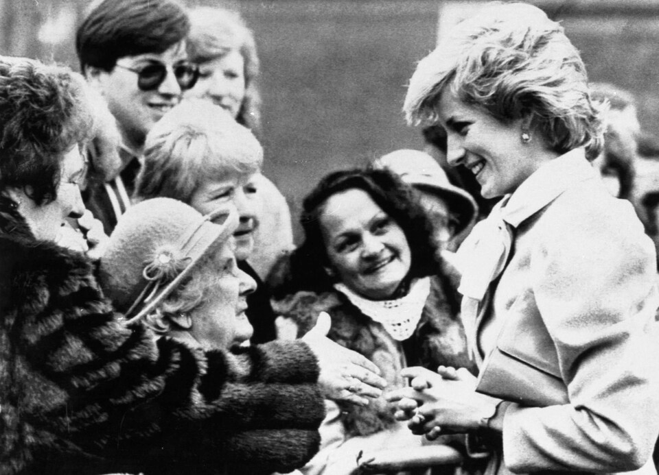 La princesse Diana devant des femmes qui la regardent avec admiration. Elle discute avec Amy Scott, une dame de 84 ans, à Chelmsford au Royaume-Uni.
