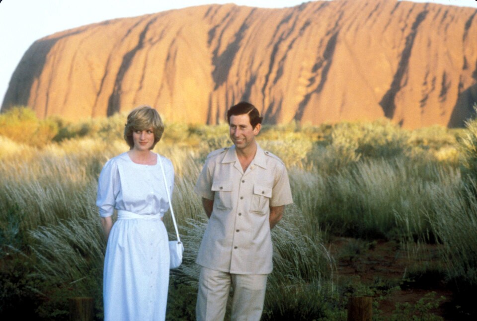 La princesse Diana et le prince Charles prennent la pose devant l'Urulu (Ayers Rock), soit le rocher le plus célèbre d'Australie au coucher de soleil en mars 1983.