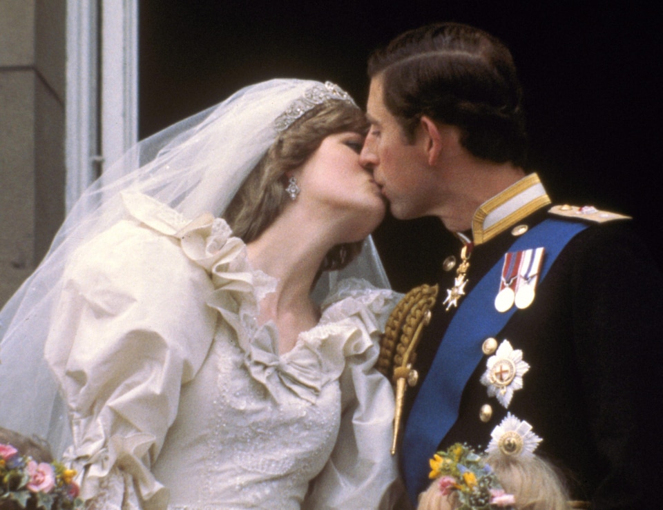 Le prince Charles et Diana s'embrassent sur le balcon du Palais de Buckingham après leur mariage en 1981.